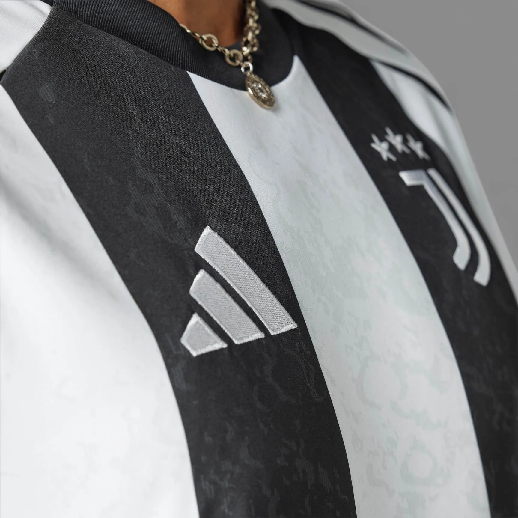 Juventus 24/25 Home Jersey